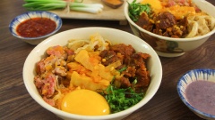 Bún măng bò có nước lèo đậm đà thơm dậy mùi măng, thịt bò và lá sách hầm mềm nhưng vẫn giữ được độ dai sựt ngon miệng. Đặc biệt trong tô bún măng có sự xuất hiện của trứng lòng đào bổ dưỡng, chấm thịt với mắm tôm hoặc tương sa tế đều ngon hết sẩy. Món ăn có hương vị vừa quen vừa lạ, một sự giao thoa giữa bún bò và bún măng tạo nên một món Bún măng bò rất đặc sắc.