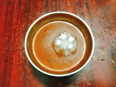 Trong chén nhỏ trộn đều 2 muỗng canh nước cốt me, 3 muỗng canh nước lọc, 2 muỗng canh tương ớt, 2 muỗng canh đường.