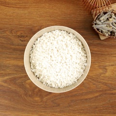 Bước 1: Ngâm 500g gạo nếp với nước lạnh trong 4 tiếng. Sau đó vớt ra để ráo nước, thêm 1 thìa cà phê muối, 1 muỗng canh dầu ăn rồi đảo cho hai nguyên liệu này áo đều hạt nếp. Muối giúp xôi thêm đậm đà còn dầu ăn giúp hạt nếp tơi bóng. Bắc nồi hấp lên bếp, cho gạo vào xửng, dàn nếp đều trong xửng, tạo lỗ thoát hơi để nếp chín đều. Hấp chín trong 25 phút.