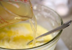 Đổ 1 muỗng canh nước lọc vào tô đậu hũ, trộn đều. Có thể thay thế nước dùng gà sẽ ngon hơn nếu có sẵn.