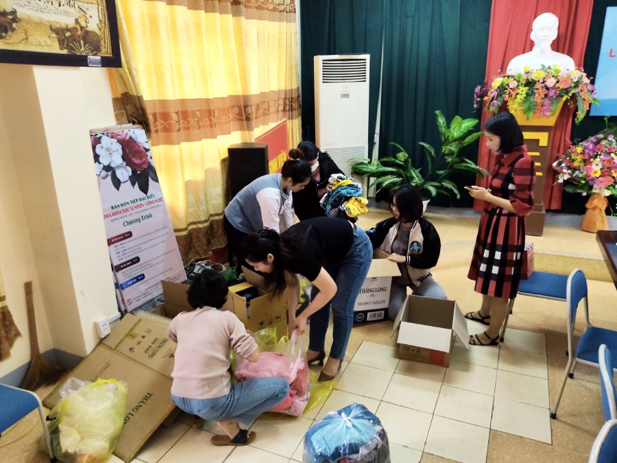 Công đoàn - Chi đoàn Giáo viên Cán bộ Khoa Khoa học Tự nhiên - Công nghệ trao tặng áo phao cứu sinh cho học sinh Trường TH, THCS Tạ Bú