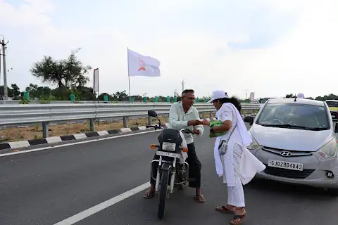 No traveller is missed, on foot or on wheels.