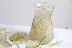 Khi cho hạt chia vào nước hạt sẽ nở ra, tạo cảm giác rất vui miệng khi uống. Thêm nữa là vị của nước chanh hạt chia chua chua ngọt ngọt, đặc biệt với hương sả thoang thoảng mang đến sự thư thái và mát lành. Hạt chia có giá trị dinh dưỡng rất lớn, kết hợp với nước chanh cũng là một loại nước thần thánh đối với sức khỏe chúng ta, tạo ra một loại thức uống đặc biệt tốt và chứa nhiều lợi ích. Sử dụng nước chanh hạt chia hàng ngày để có được một cơ thể khỏe mạnh và săn chắc bạn nhé!