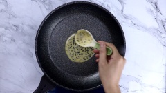 Làm nóng chảo. Sau đó, múc 1 thìa bột vào và dàn mỏng. Để lửa nhỏ để bánh chín đều và không bị cháy. Khi thấy viền bánh khô lại thì các bạn lật bánh và tiếp tục để ở trên bếp đến khi bánh chuyển sang màu vàng nâu thì gắp bánh ra.