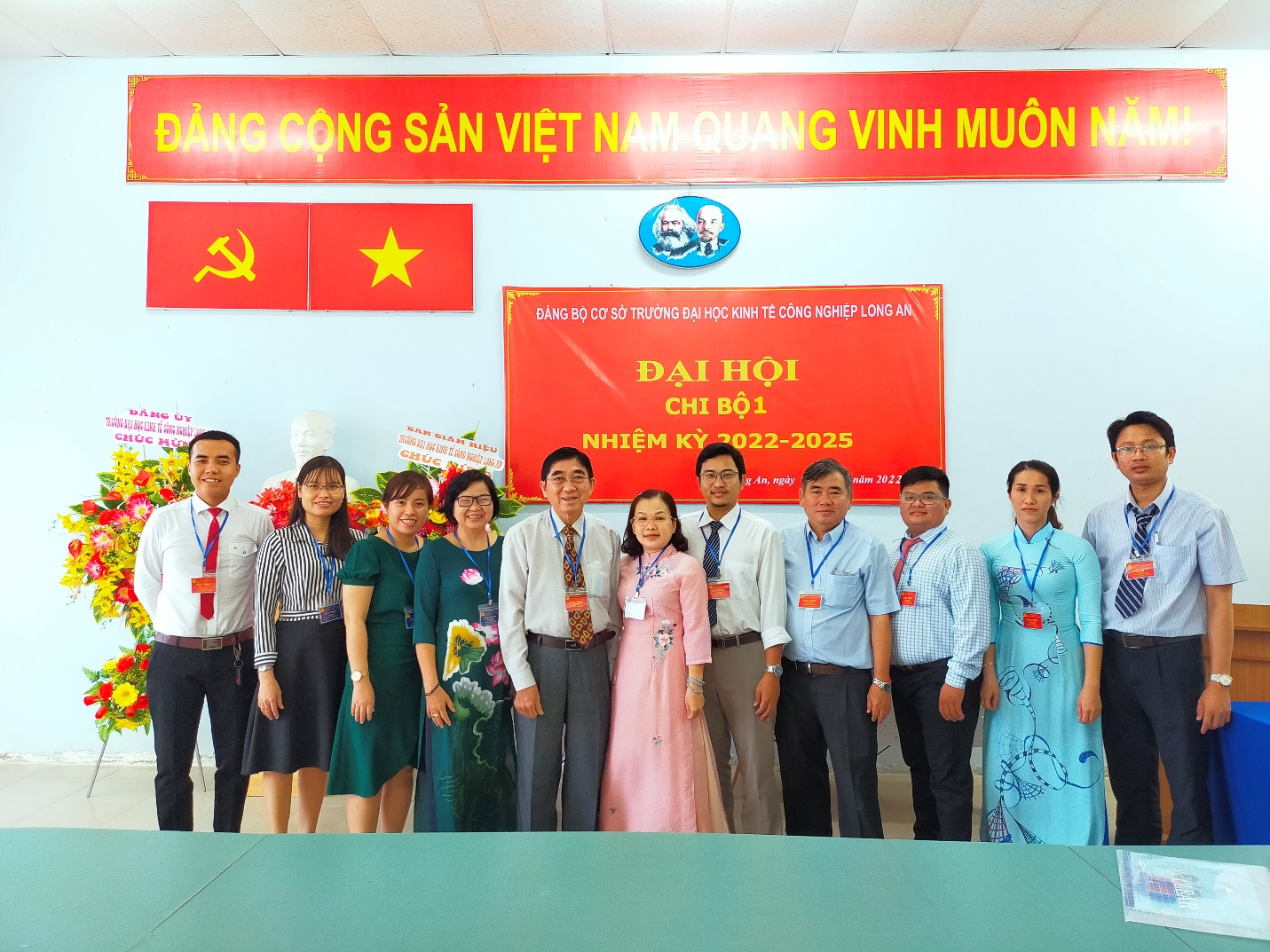 Đại biểu tham dự và chi bộ 1 chụp ảnh lưu niệm