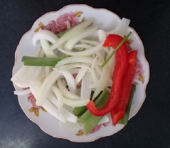 Hành tây bóc vỏ thái lát dài theo chiều dọc. Ớt chuông thái lát. Hành boa rô thái khúc. Thịt đà điểu nên chọn mua từ những nguồn chất lượng, thịt còn tươi và không có mùi lạ, đem thịt thái lát mỏng, ướp thịt với 1 muỗng cà phê hạt nêm cho thấm gia vị.