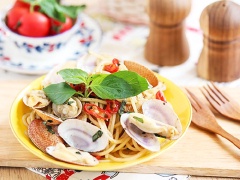 Cuối cùng cho lá húng quế vào trộn đều. Cho mì Ý sốt nghêu lụa ra đĩa và thưởng thức!