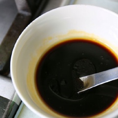 Hòa nước tương, muối, đường, một ít mè ra một cái bát riêng. Rau cải rửa sạch.