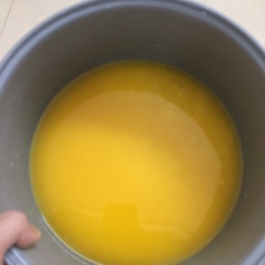 Cho 2 chén nếp vào nồi vo sạch, cho 1/2 muỗng cà phê bột nghệ vào trộn với nếp để xôi thêm hương vị và có màu thu hút hơn (bạn có thể bỏ qua bước này nếu không hợp khẩu vị, chú ý chỉ cho ít bột nghệ thôi để tránh xôi quá hăng). Cho nước lấp xấp với bề mặt nếp (dể tránh xôi bị nhão). Nhấn nút và nấu thôi nào...