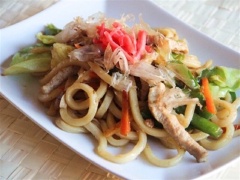 Bày mì ra đĩa và dùng nóng, có thể rưới tương ớt ăn lèm tùy thích. Mì udon xào thịt là món ăn đơn giản, ngon miệng cho một bữa trưa bận rộn. sợi mì dai đậm vị cùng vị ngọt thơm của rau củ sẽ không khiến bạn cảm thấy nhàm chán.