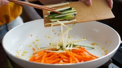 Sơ chế các loại rau củ: Cà rốt, bí ngòi cắt sợi dài. Nấm linh chi nâu rửa sạch, cắt bỏ gốc, vắt ráo nước. Đậu hũ cắt khối vuông và chiên giòn. Tiếp đến là chế biến món ăn: Phi thơm hành tím và tỏi băm, cho các nguyên liệu vào xào sơ trong 5 phút để chín sơ.