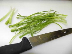 Tỏi bóc vỏ, gừng rửa sạch, cắt khoanh tròn. Hành lá rửa sạch, cắt khúc lấy đầu phần trắng còn ớt cắt nhỏ.