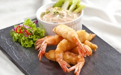 Xếp tôm ra đĩa và ăn cùng với sốt kiwi, rau xà lách nếu thích. Bạn lại có thêm một món ăn lạ, béo, ngon dành cho mọi người rồi!