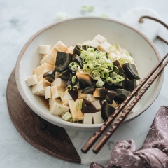 Món salad trứng bắc thảo đạu hũ làm cực kì dễ, nhanh chóng chỉ trong vài phút đồng hồ là bạn đã có ngay một món ăn ngon lành, giàu dưỡng chất cho cả nhà cùng thưởng thức nhé.