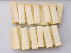 Bánh mì sandwich cắt thành từng thanh dài bằng nhau. Trứng gà cho vào chén đánh tan rồi cho mè đen vào trộn đều lên. Lần lượt nhúng từng que bánh mì vào hỗn hợp trứng sao cho trứng bám gửi. Xếp bánh mì lên khay nướng có lót một lớp giấy nến.