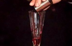Xoài gọt vỏ, cắt thanh dài, cho vào máy ép để ép lấy nước. Sau đó, rót 10ml siro lựu vào 1 cái ly dài.