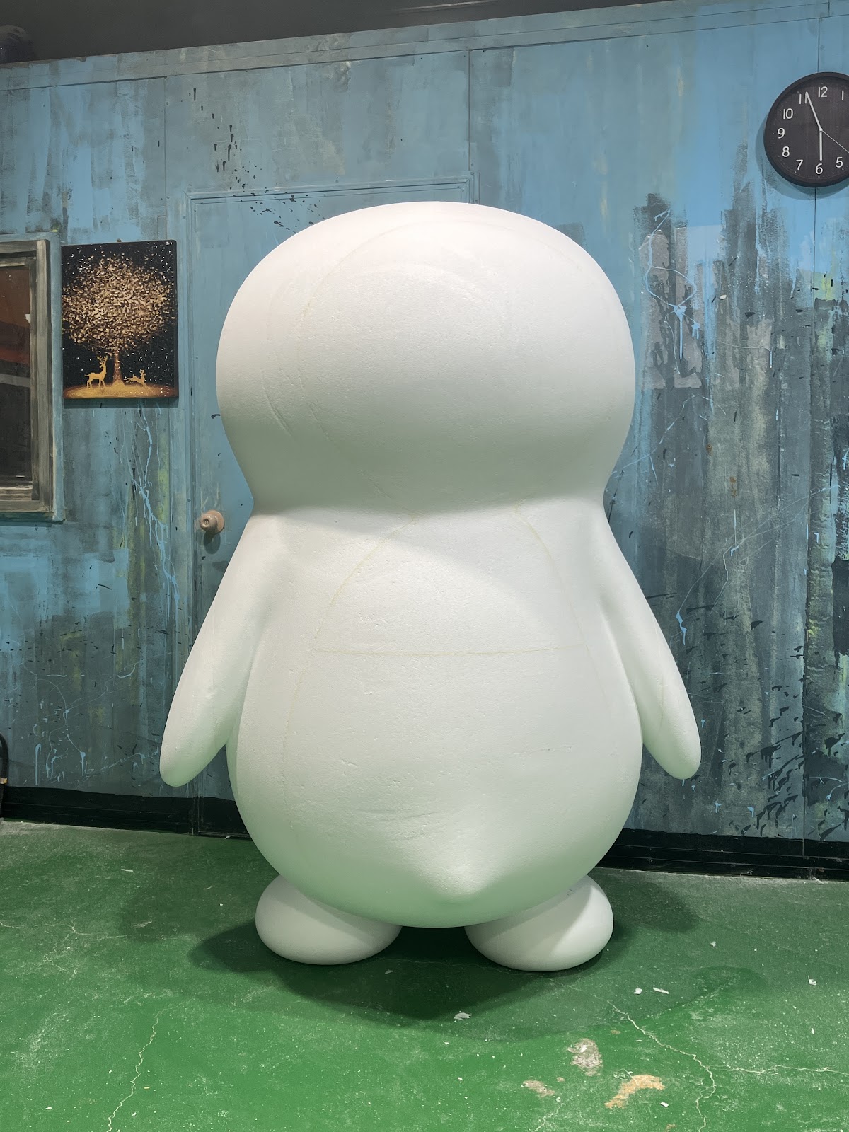 카페 옥상 동물 조형물 제작, 자체 생산 시설에서 캐릭터 형태를 직접 성형하는 단계 — 실제 제작 사례