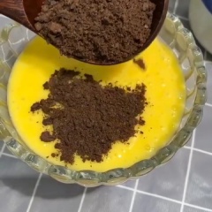 Cho sinh tố xoài ra tô, phủ phần bánh oreo đã giã nhuyễn lên, sau đó cho thêm vài lát xoài lên sau để trang trí. Vậy là món Yaourt xoài và oreo đã hoàn tất và sẵn sàng phục vụ rồi nhé!