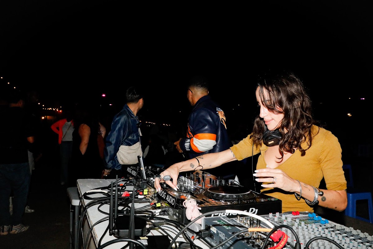 Duo aux platines en soir&eacute;e