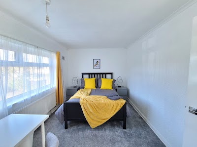 Spacious Double Room at 10 Staines Croft