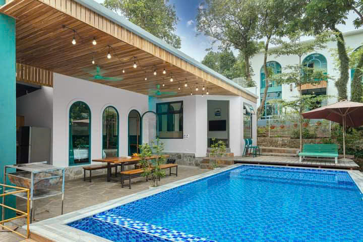 Lagom House 2PN Ba Vì có bể bơi riêng và hiên gỗ giăng đèn