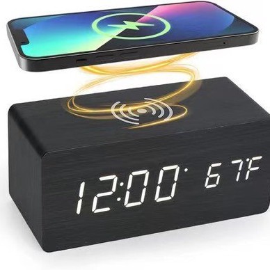 Holz-Digitalwecker mit kabelloser Ladefunktion für Smartphones