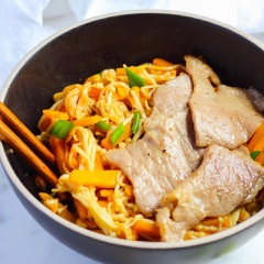 Salad nấm kim châm bí đỏ ngon và hấp dẫn với hương vị thanh mát, dễ ăn và giàu dinh dưỡng lắm đấy. Bạn hãy thử làm ngay món salad này và thưởng thức ngay nhé.