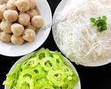 Nước lẩu sôi cho cá, khổ qua vào.