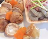 Nấm mua siêu thị thường sạch nên không cần rửa,dùng kéo cắt lấy phần chân nấm bỏ.hành lấy phần cọng trắng cắt nhỏ,gừng băm nhuyễn.cho vào máy xay: thịt gà,tôm,hành,gừng,1 muỗng cafe dầu mè,1 muỗng cafe đường,1 muỗng cafe hạt nêm,xíu muối,tiêu và 20 gr bột pha với 20 mL nước lọc cho vào cùng.sau đó bật máy xay.đến khi hỗn hợp dẻo mịn.(tầm 30 giây đến 1 phút)