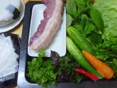 Chuẩn bị các nguyên liệu. Rửa sạch thịt heo, bắc nồi nước lên cho thịt heo vào luộc chín, vớt ra để nguội.