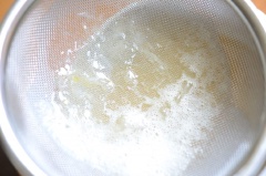 Tôm cắt bỏ hết râu, đầu, lột vỏ, cắt nhỏ. Nấm rửa sạch, cắt hạt lựu. Hành tây lột vỏ, xắt hạt lựu. Đập 2 quả trứng vào chén, đánh tan rồi lượt qua một lần để trứng đều hơn. Chế nước dùng cá cơm vào trứng cùng 1/4 muỗng cà phê muối, 1/4 muỗng cà phê đường, khuấy đều cho tan.