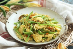 Một dĩa hoa bí xào trứng thơm ngon, giòn ngọt cùng trứng béo thơm, mằn mặn rất là hấp dẫn đó. Bạn còn chờ gì mà không nhạnh tay nấu ngay cho bữa cơm tối của cả nhà nào.