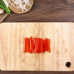 Đầu tiêu, rau củ sơ chế sạch để ráo nước. 50gr cà rốt, 50gr ớt chuông đỏ, 50gr nấm hương tươi, 50gr chả lụa chay, thái sợi dày khoảng 1cm.