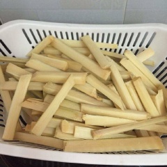Mía cắt thành từng thẻ dài để bọc tôm.