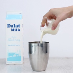 Làm macchiato: Cho vào bình lắc 30ml sữa tươi thanh trùng Đà Lạt Milk, 50ml kem béo, 2 viên đá viên rồi đậy nắp, lắc thật mạnh tay đến khi hỗn hợp hòa quyện.