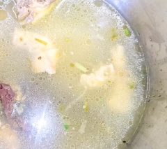 Đun sôi nước, thả vào vào nấu nước dùng với lửa vừa, đợi đến khi nước sôi 5 phút mới bắt đầu cho khổ qua vào nhé.