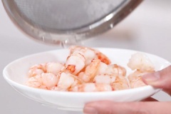 Tận dụng nồi nước vừa luộc mì, cho tôm vào luộc chín rồi vớt ra. Thả tôm vào bát nước mát, chờ tôm nguội rồi lột vỏ, bỏ đầu, đuôi, rút chỉ lưng tôm.