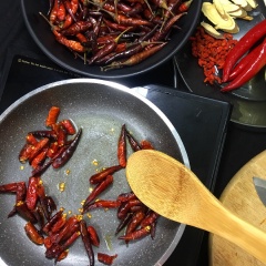 Nguyên liệu quan trọng nhất sốt cay Tứ Xuyên là ớt. Bằm nhỏ ớt khô. Bắt chảo dầu nóng đảo ớt khô nhanh chóng, cho thêm ớt bằm vào đảo thơm. Tiếp theo cho tiếp kỷ tử và cam thảo vào đảo đều. Cuối cùng cho bơ tan chảy vào.