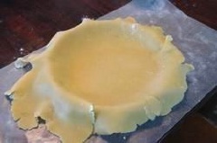 Cán mỏng bột rùi đặt vào khuôn. Cắt bỏ những phần thừa xung quanh nha! Và nướng bánh ở 160 độ C trong khoảng 20 phút. Bánh chín thi để hơi nguội rồi Đổ một lớp 100g chocolate đun chảy lên bề mặt bánh.
