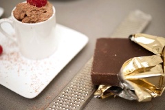 Kem cacao hạt điều mát lạnh với hương vị đắng tự nhiên của cacao, béo thơm của hạt điều rang, pha lẫn vị ngọt lịm. Đây hứa hẹn là món ăn tráng miệng ngon tuyệt cho cả nhà.