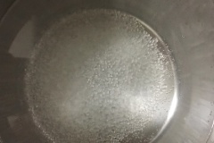 Bóc vỏ, tách hạt và rửa sạch nhãn. Ướp thịt nhãn với 15gr đường trắng trong 20 phút. Nấu sôi 2 lít nước, cho đường phèn và muối vào khuấy tan thì cho nhãn đã ướp vào. Nấu tới khi thịt nhãn đổi màu đục và nổi lên mặt nước thì tắt bếp.
