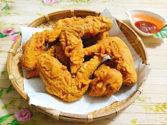 Khi ăn chấm cánh gà với tương cà hoặc tương ớt đều rất ngon. Lớp vỏ ngoài giòn rụm, bên trong thịt mềm thơm đậm đà rất hấp dẫn, món ăn này bạn có thể dùng cho cả gia đình ăn thay đổi khẩu vị. Nếu không có dịp đi ăn ngoài tiệm, bạn có thể làm ngay tại nhà cho các bé thưởng thức thử tay nghề xem sao nhé!