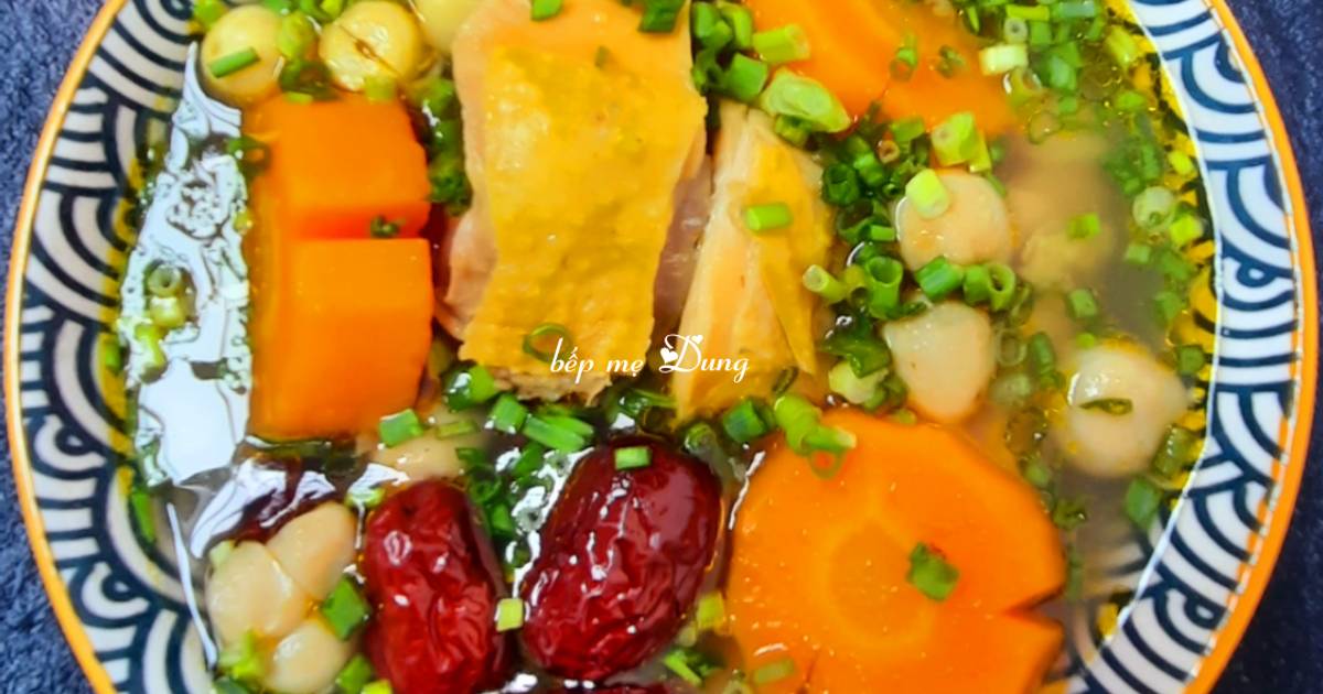 Canh gà hạt sen táo đỏ