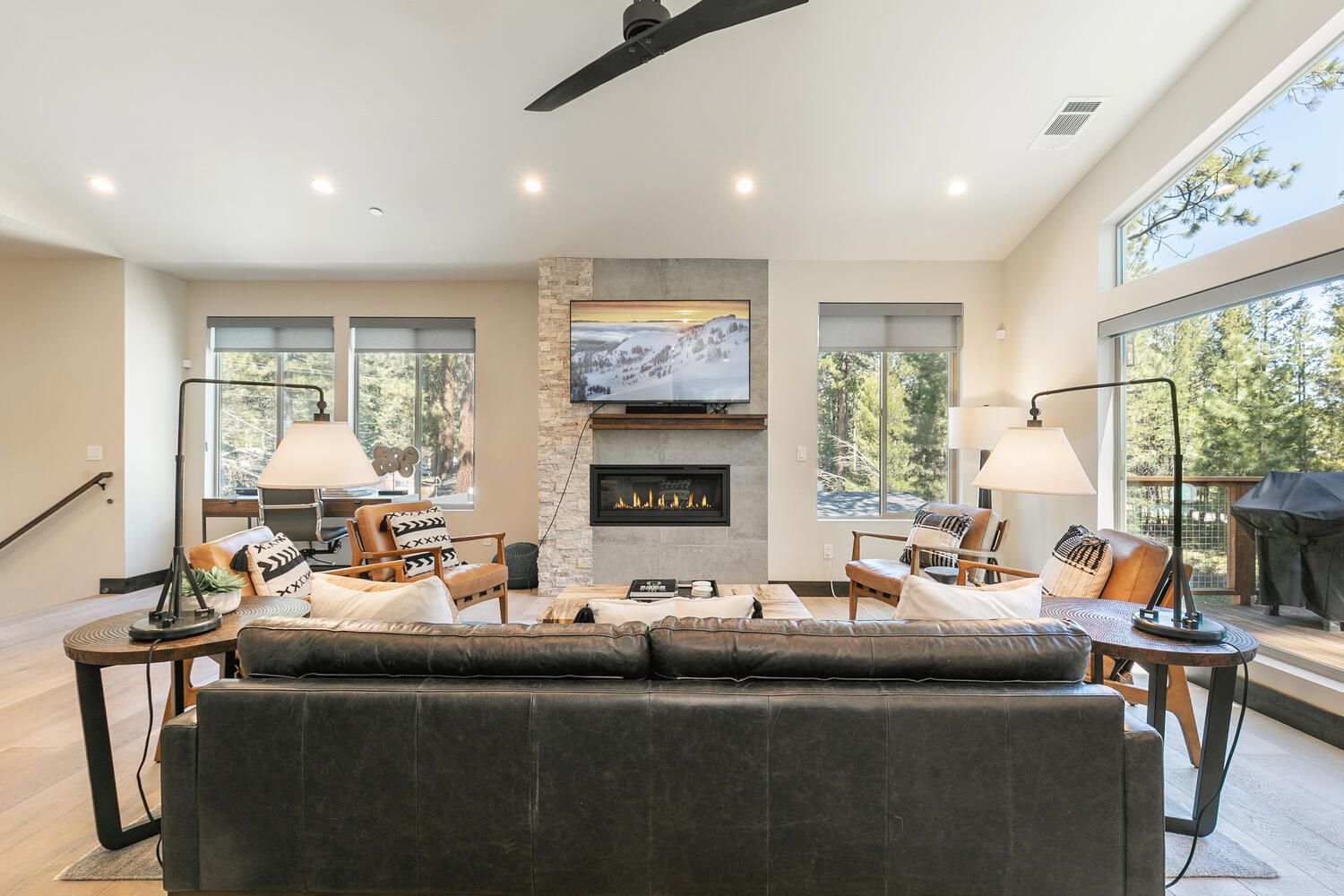 South Lake Tahoe, California, USA — 4-Bed Cabin With Hot Tub 3