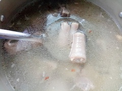 Hầm đuôi heo khoảng 15-20 phút sau đó mở nắp vung thêm 1/2 tô nước như vậy nước xương sẽ trong. Cho phần nước xương heo ra nồi nhỏ, nêm 1 muỗng canh bột canh, 1 muỗng canh hạt nêm sao cho vừa miệng. Sau đó cho lần lượt các loại rau củ vào đun, tùy theo từng loại nào nào lâu chín cho vào trước đun đến khi các loại rau củ chín là được.