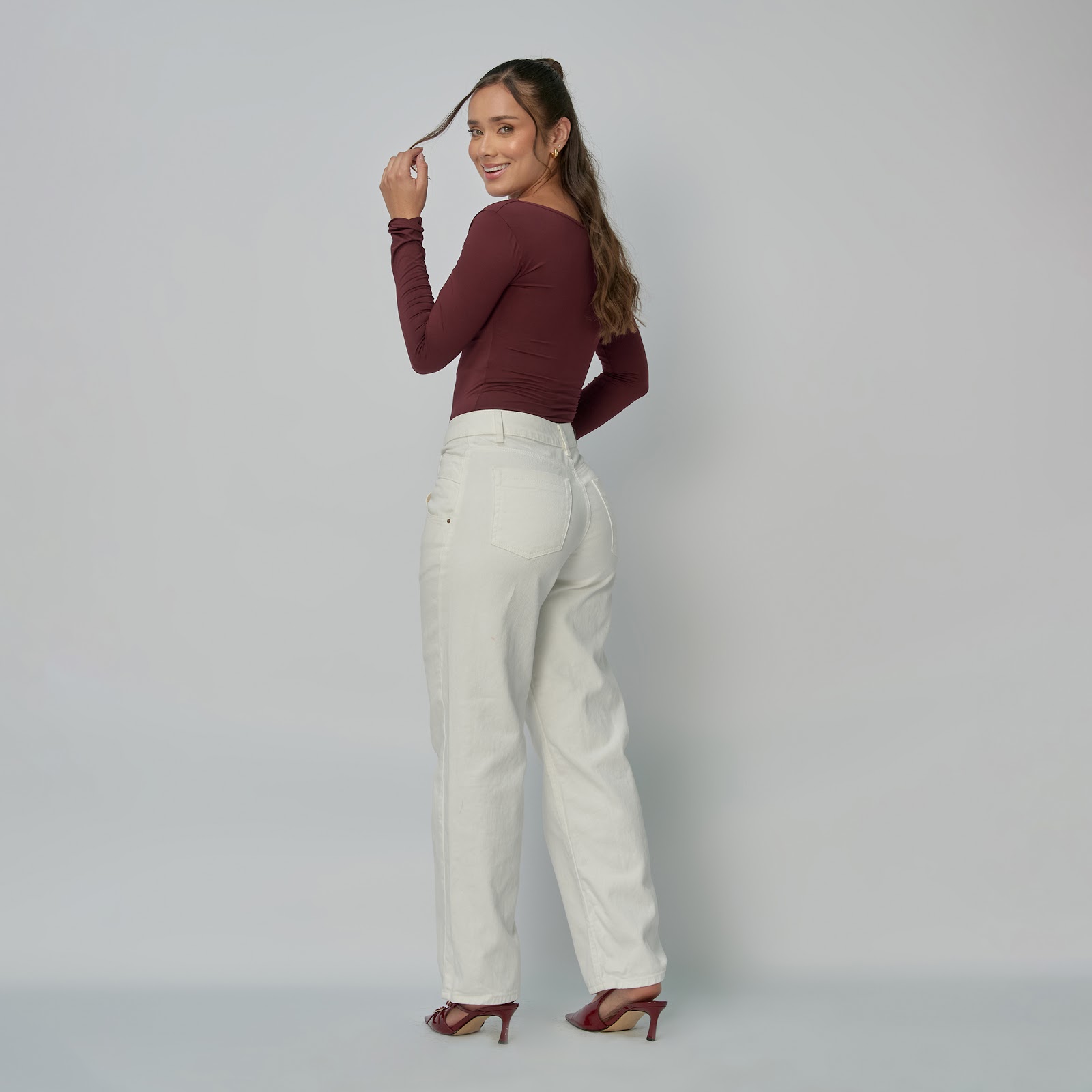 Jean dama Straight tiro alto rígido con pretina asimétrica – Ivory - Vista 4