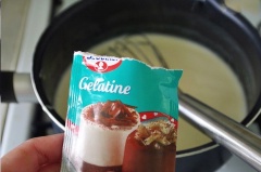Cho kem sữa tươi và sữa vào nồi, đun vừa sôi thì tắt bếp, cho lá gelatin vào, khuấy đều tay cho tan hết gelatine.