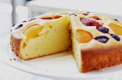 Bánh chín bỏ ra ngoài khoảng 10 phút rồi tháo khuôn, đặt bánh lên rá cho nguội hẳn. Cắt bánh bông lan trái cây và thưởng thức hoặc bảo quản trong hộp kín để tránh bánh bị khô.
