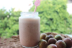 Lọc hỗn hợp qua rây, bỏ bả, rót ra ly thêm đá viên rồi thưởng thức.