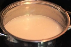 Phần pudding màu kem: cho 10g bột rau câu, sữa tươi, đường trắng vào nồi, dùng môi khuấy đều, để khoảng 15 phút. Đặt lên bếp, vừa đun vừa khuấy để bột rau câu tan hoàn toàn. Nhấc nồi ra khỏi bếp, nhỏ vào nồi thạch một vài giọt màu cam để tạo màu hoặc giữ màu trắng, tùy theo sở thích của bạn.